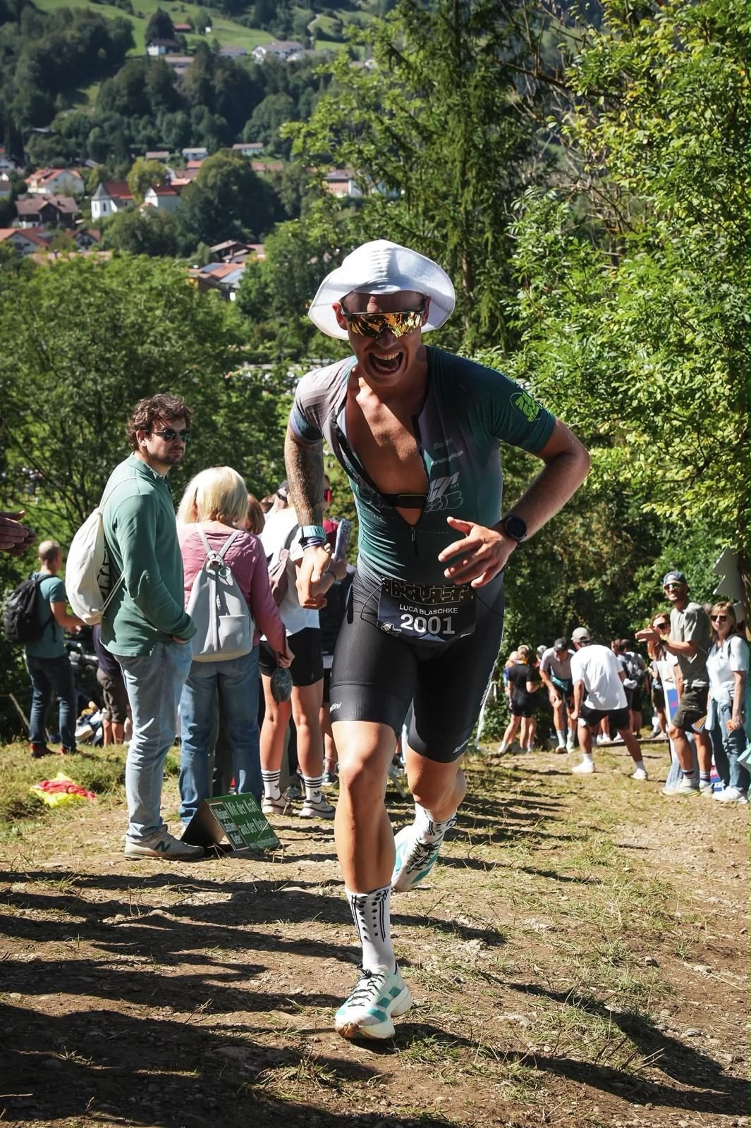 Luca Blaschke beim Laufen bergauf im Rennen, Startnummer 2001